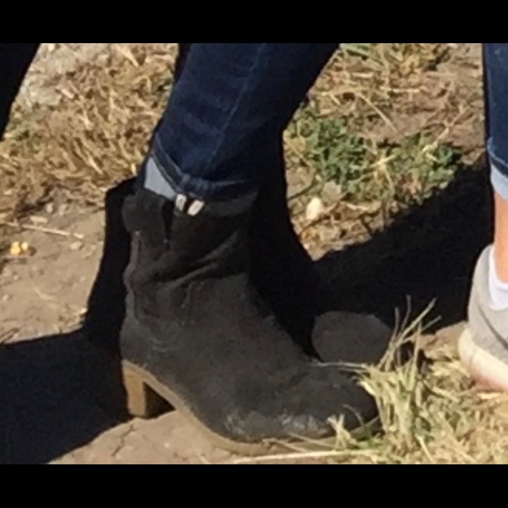 Woman’s black boots Size 8